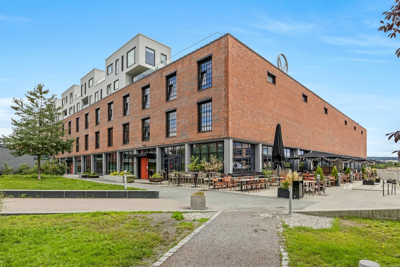 Populære Vinslottet ligger bare en kort spasertur unna leiligheten. Her finner du en koselig Gastropub samt flere butikker. Galleribilde