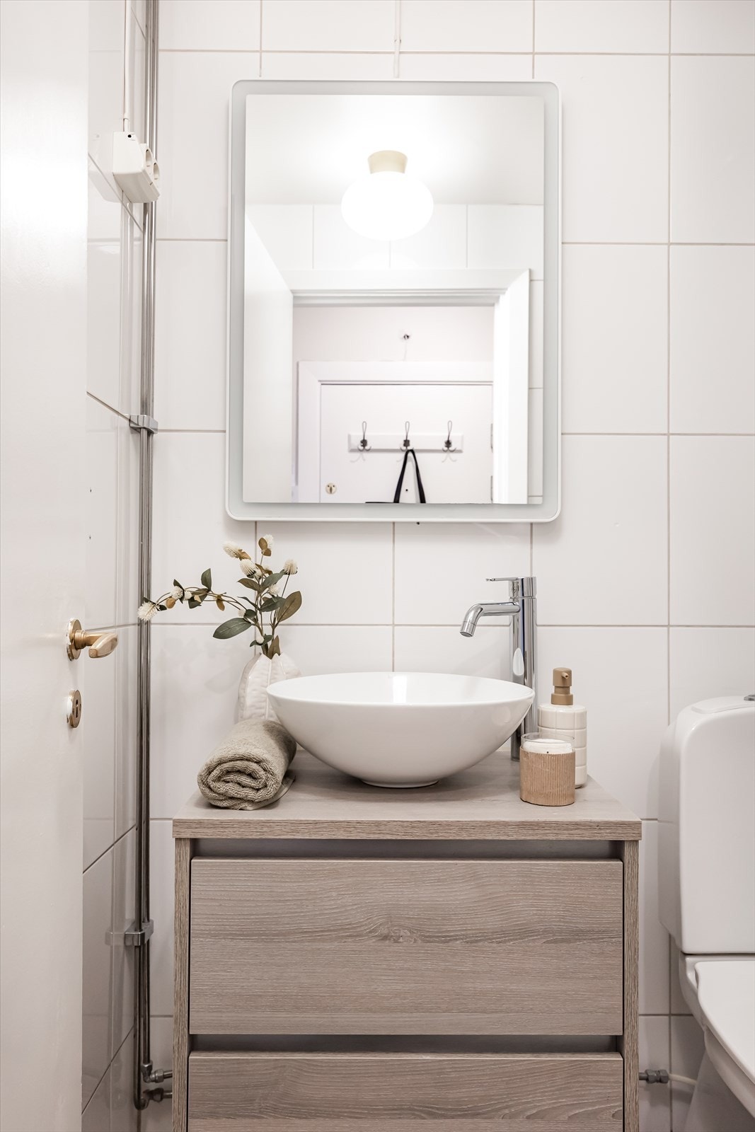 Velfungerende felles vaskeri i kjelleren med effektive industrielle vaskemaskiner. Galleribilde