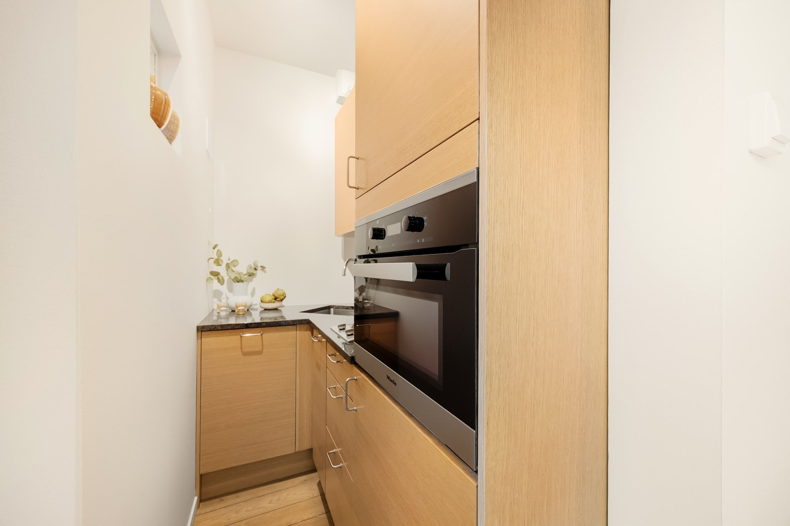 Det er integrert oppvaskmaskin på kjøkkenet. Galleribilde