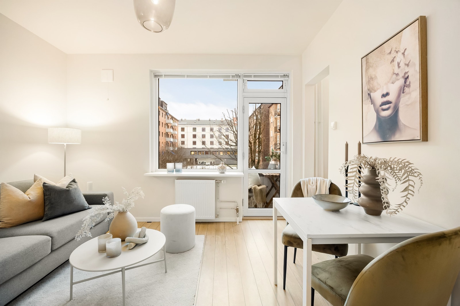 Her bor du sentralt, men vender mot indre gårdsrom med alt av service og rekreasjons tilbud i umiddelbar nærhet. Galleribilde