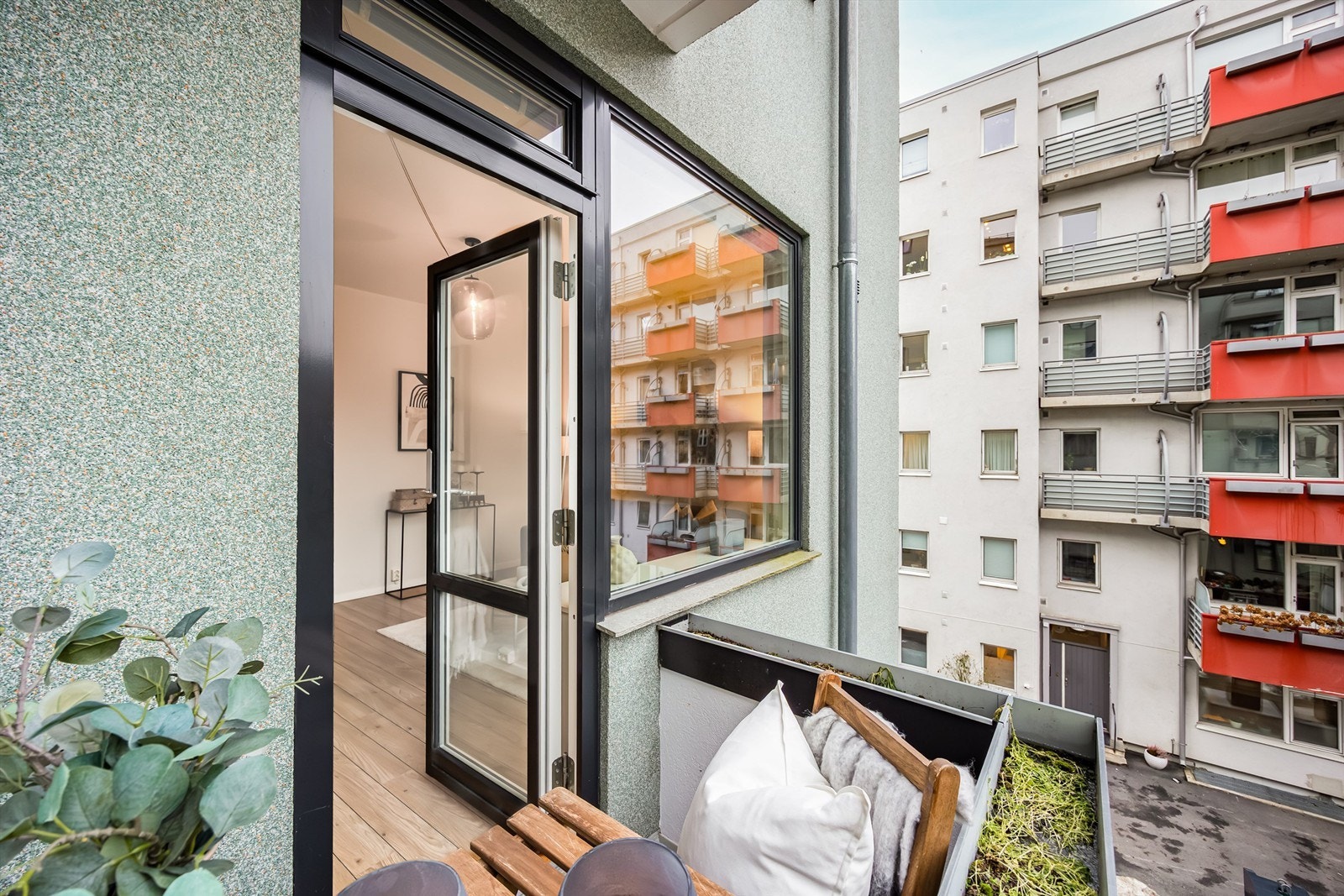 Leiligheten har en balkong på 2 kvm som vender mot indre gårdsrom. Galleribilde