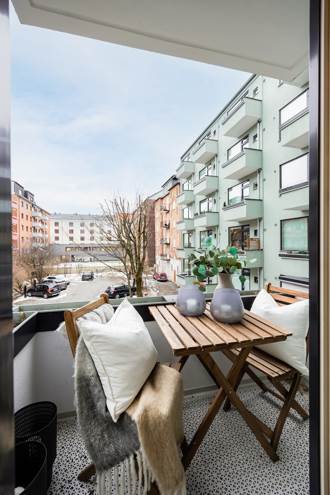 Hyggelig balkong for to på varme sommerdager. Galleribilde