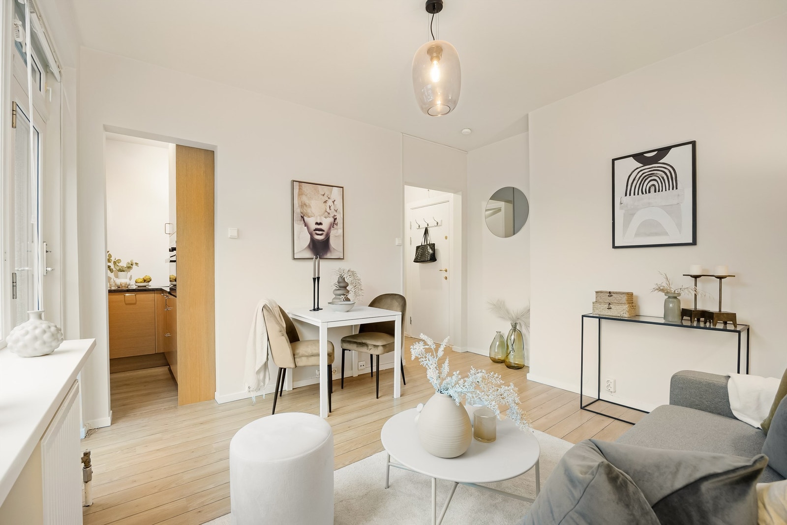 Hele leiligheten ble malt i fargen "Tudor" i januar 2026. Galleribilde