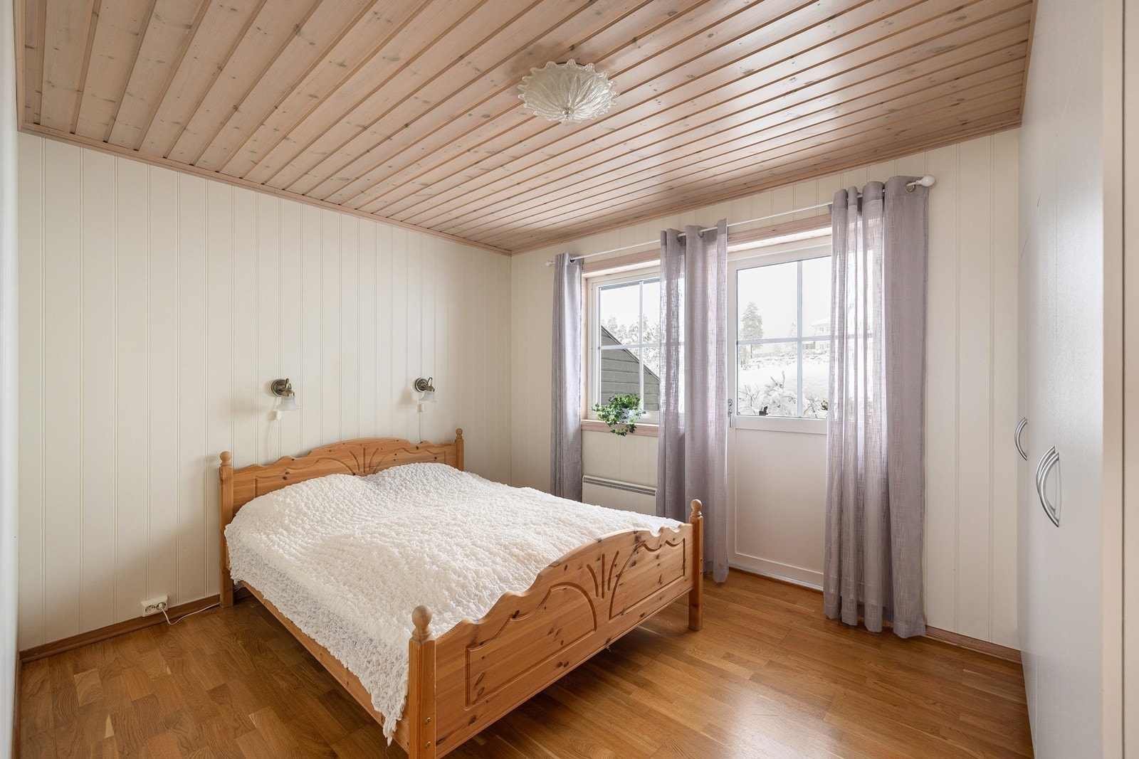 Boligen har to soverom. Hovedsoverommet har plass til dobbeltseng med tilhørende nattbord. Galleribilde