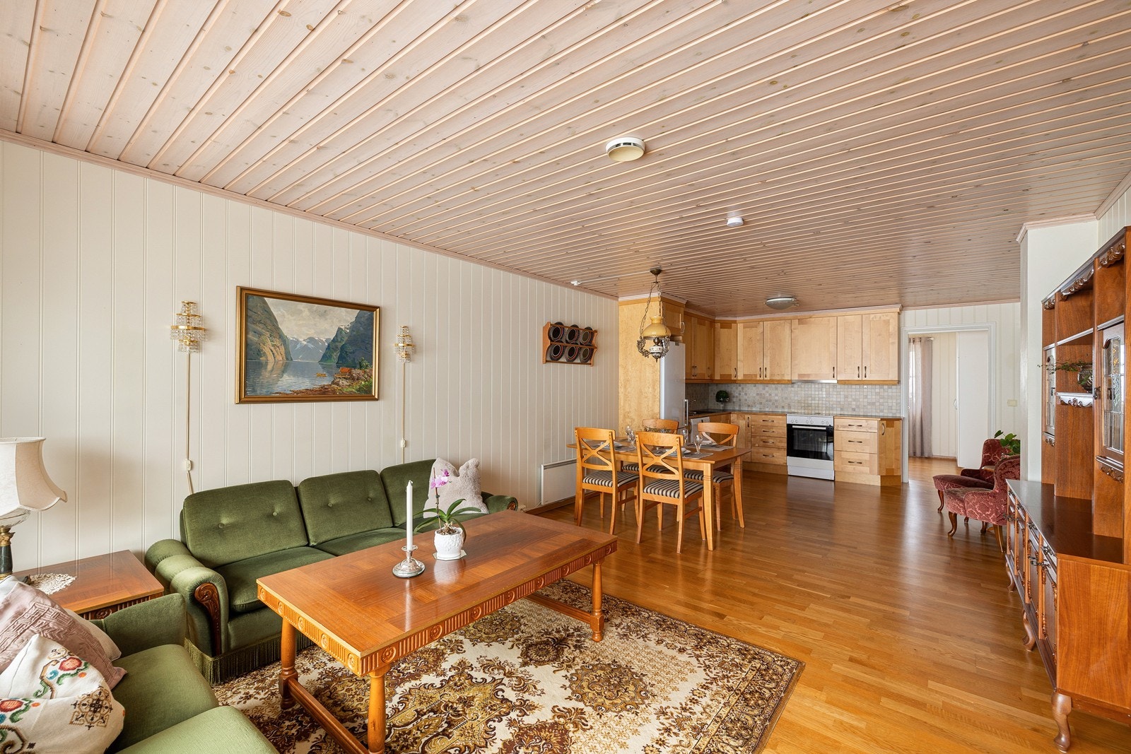 Stuen er av fin størrelse, med store vindusflater. Galleribilde