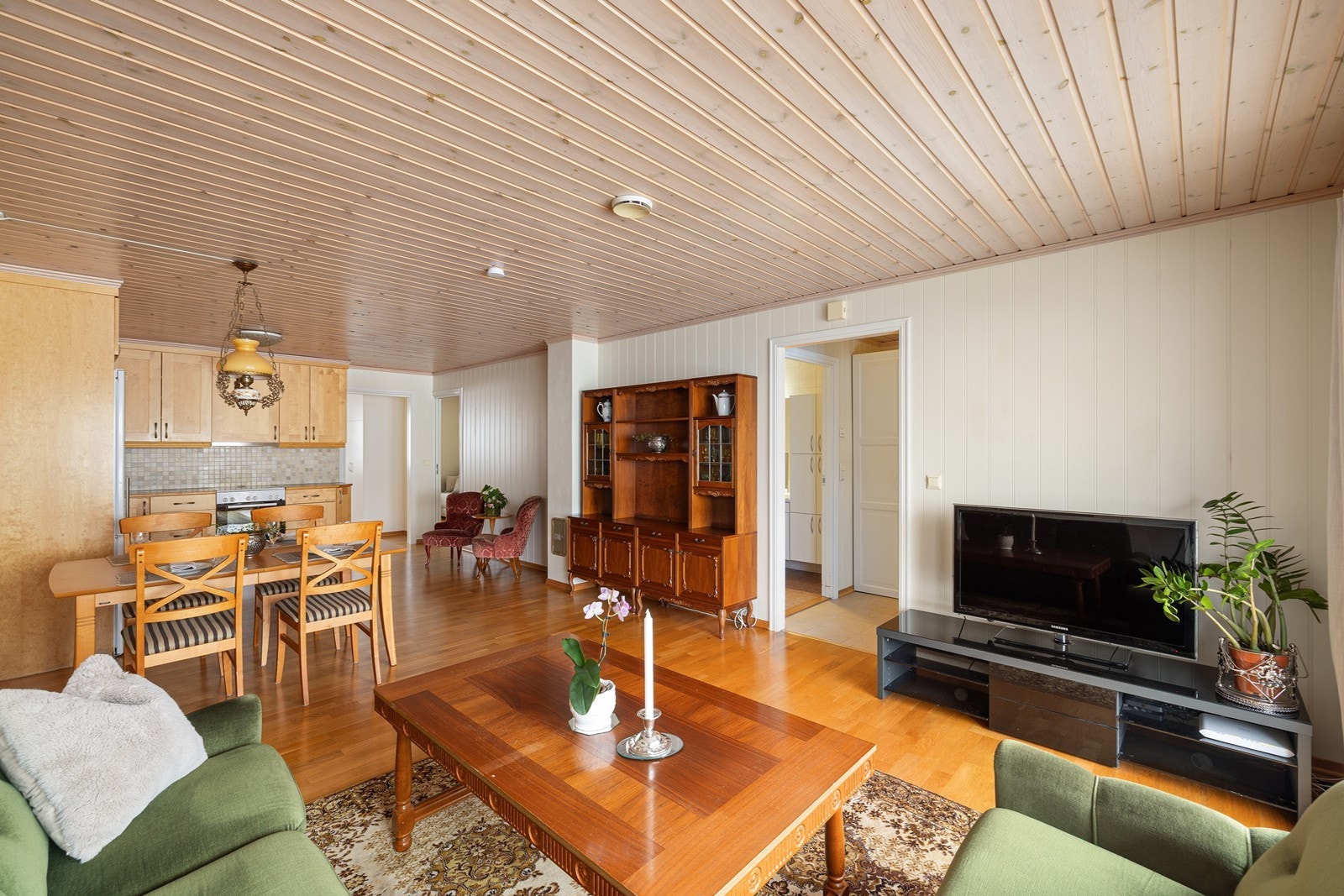 Kjøkkenet er i åpen løsning mot stuen, og har rikelig med benk- og skapplass. Galleribilde