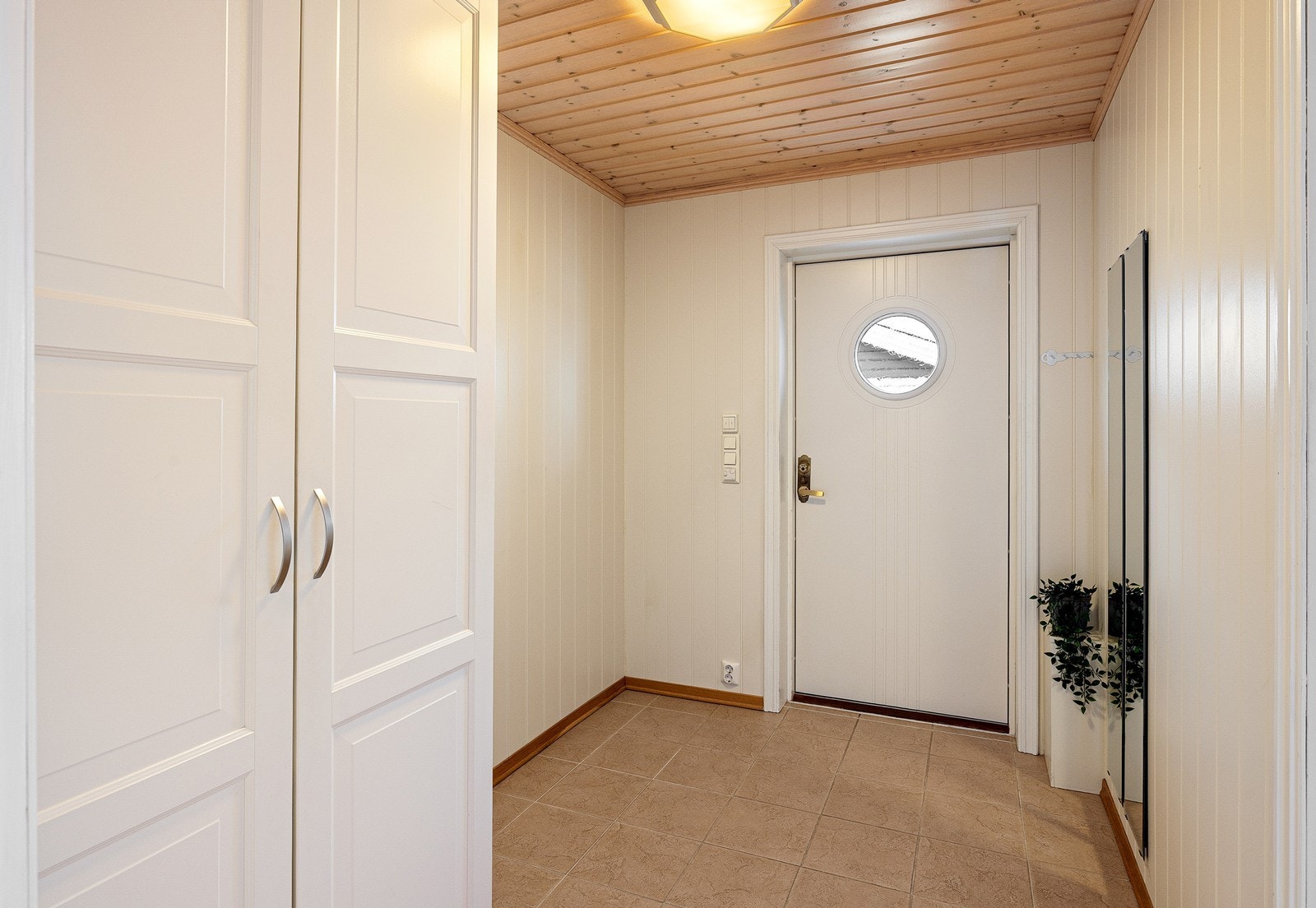 Vel inne i entréen er det plass til å henge fra seg yttertøy og sette fra seg sko. Galleribilde