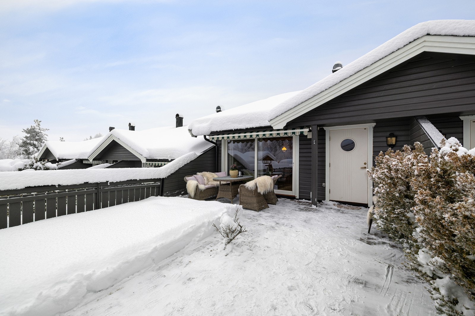 Boligen har en enkel adkomst fra bakkeplan, med hyggelig adkomstterrasse. Galleribilde