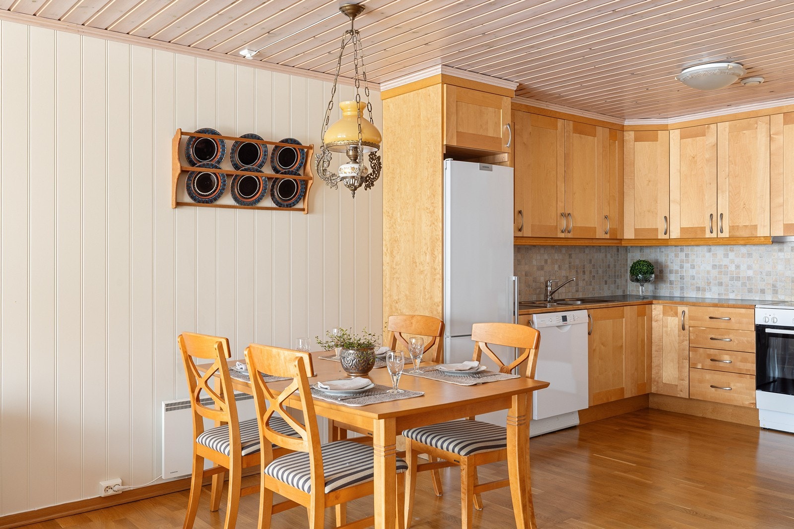 Innredningen har profilerte fronter, og er utstyrt med laminert benkeplate med nedfelt oppvaskkum med 1-greps blandebatteri. Galleribilde