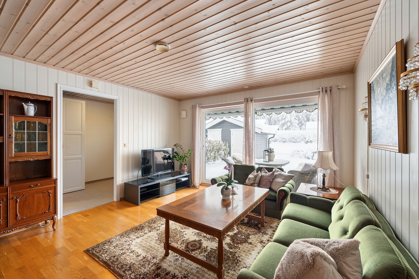 Det er skyvedør ut til terrassen på framsiden av huset. Galleribilde