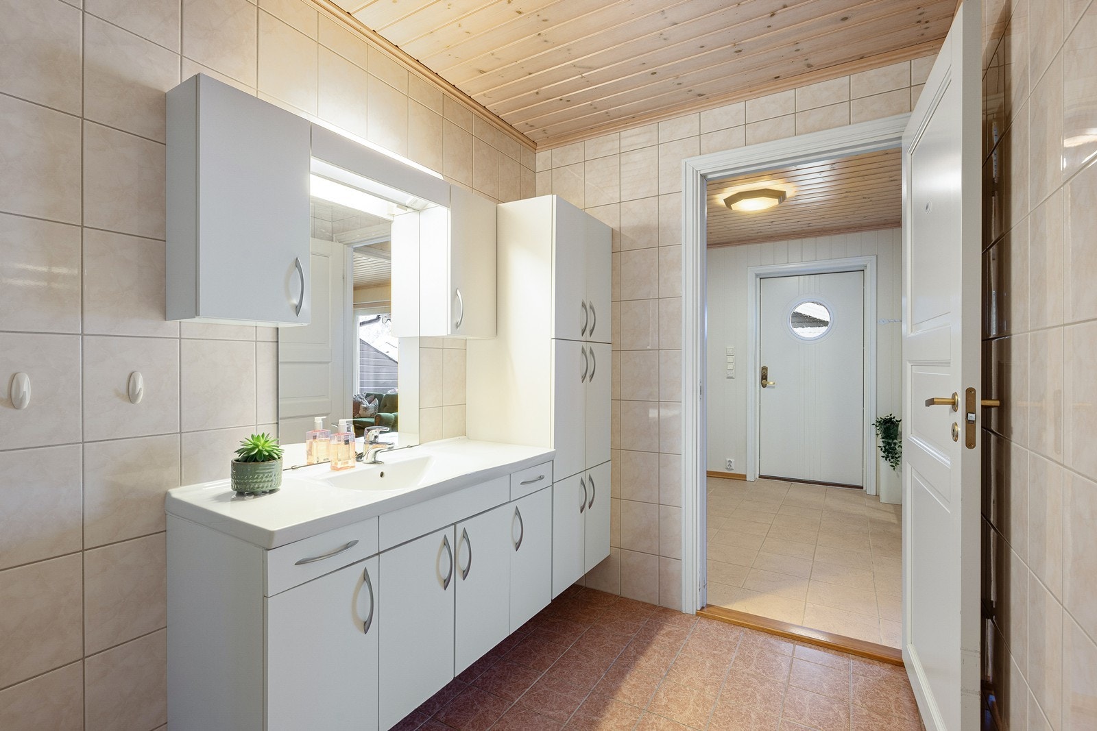 Innredningen består av et underskap/overskap, servant, speil og armatur med stikk. Videre er det satt inn ett dusjkabinett og toalett. Galleribilde