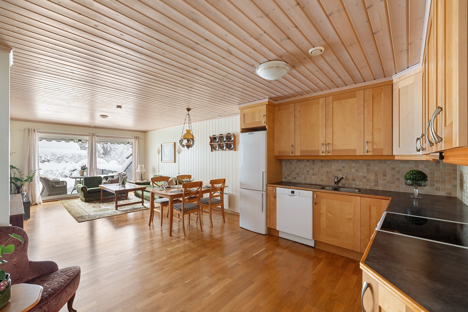 Boligen ligger fint til på bakkeplan, med fine uteplasser på både for- og baksiden. Galleribilde