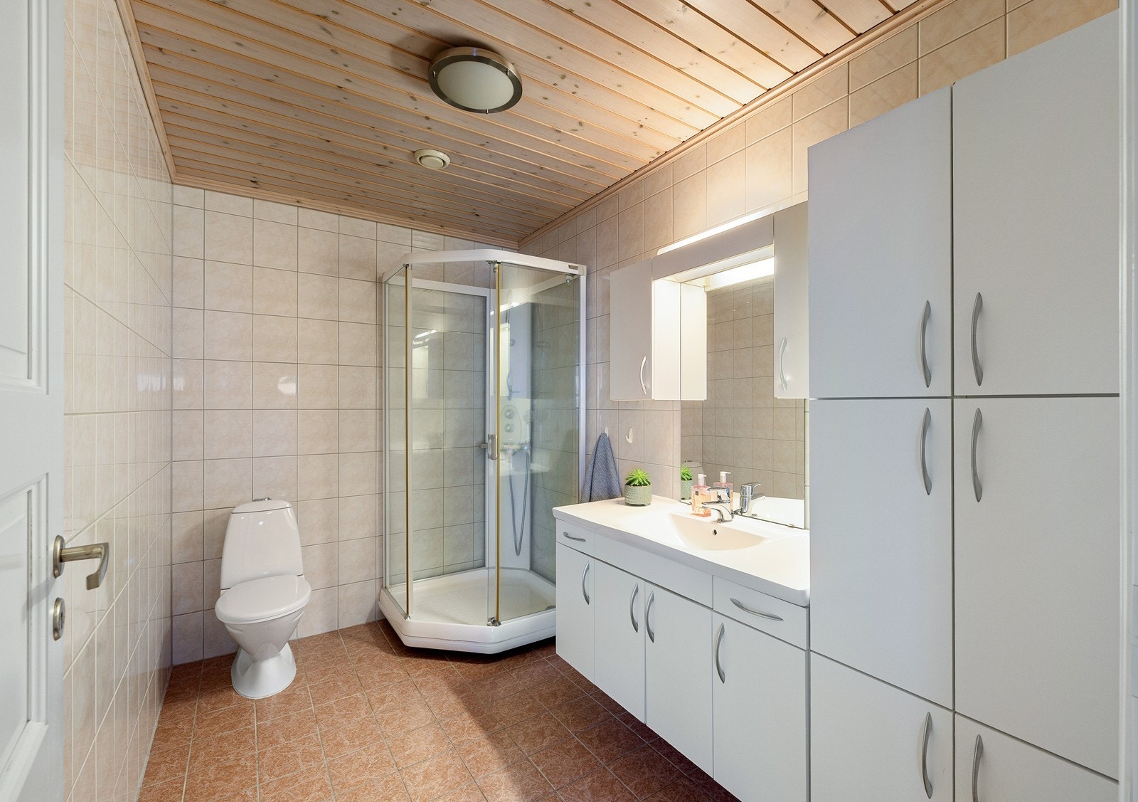 Badet har fliser på gulv og vegger. Galleribilde