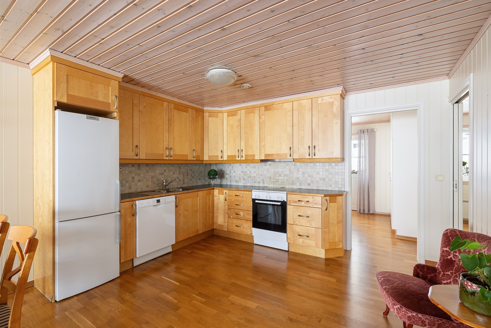 Det er plass til frittstående hvitevarer. Galleribilde