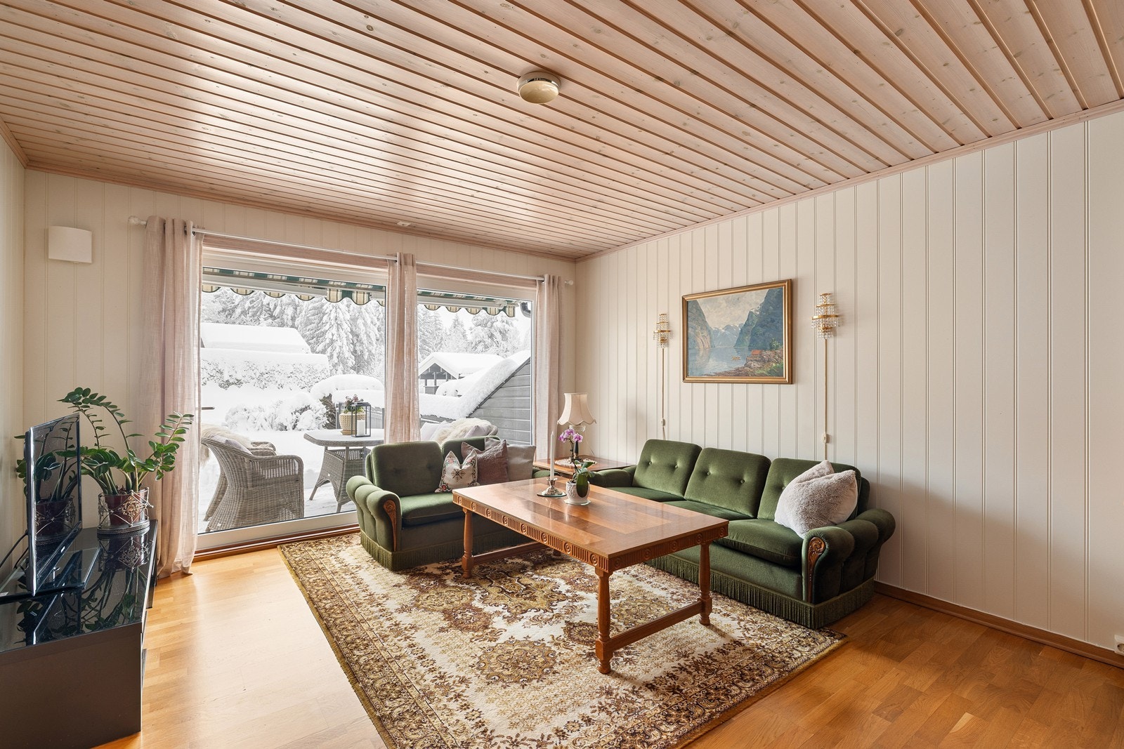 I rommet er det god plass til sofaseksjon, tv-møbel og spisegruppe Galleribilde