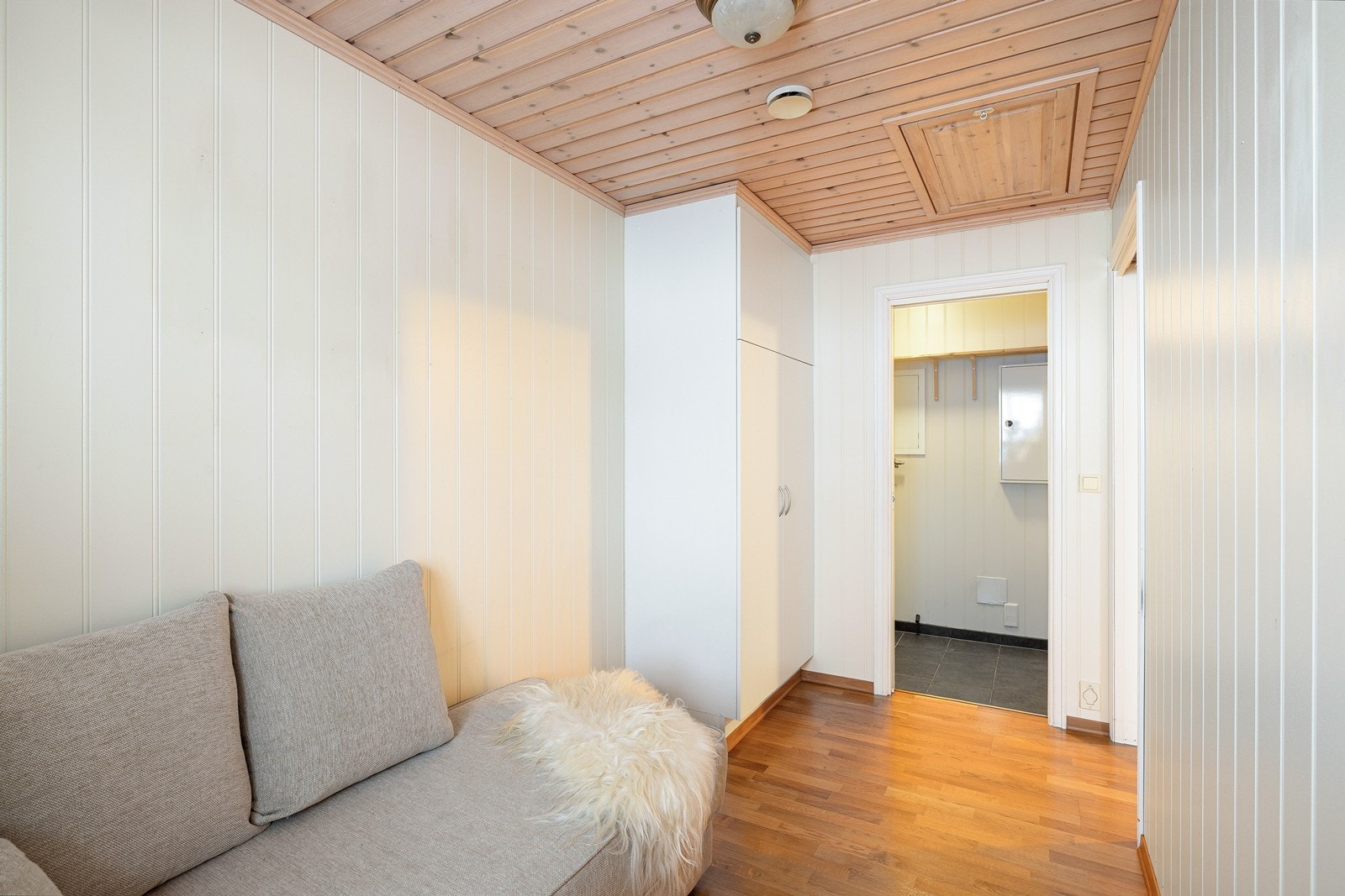 Rommet har plass til seng, nattbord, garderobeløsning og evt. skrivebord. Galleribilde