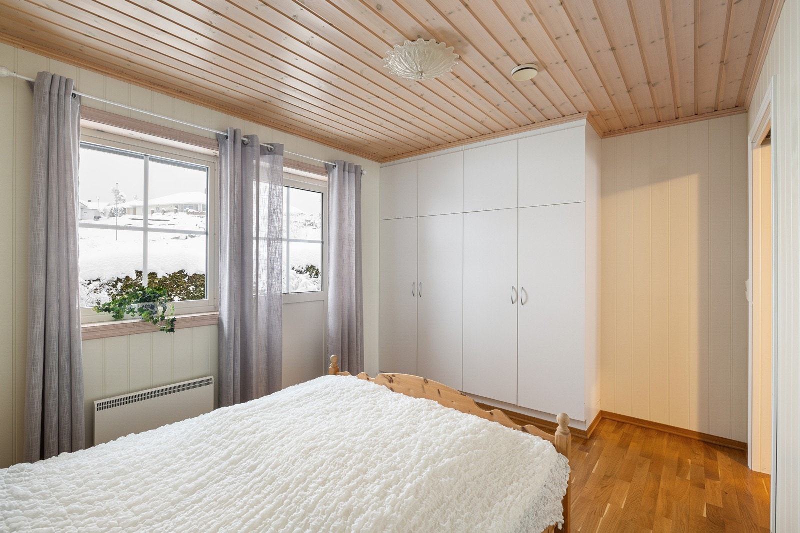 Videre er det plass til klesoppbevaring i garderobeløsning. Fra hovedsoverommet er det dør ut til terrasse. Galleribilde