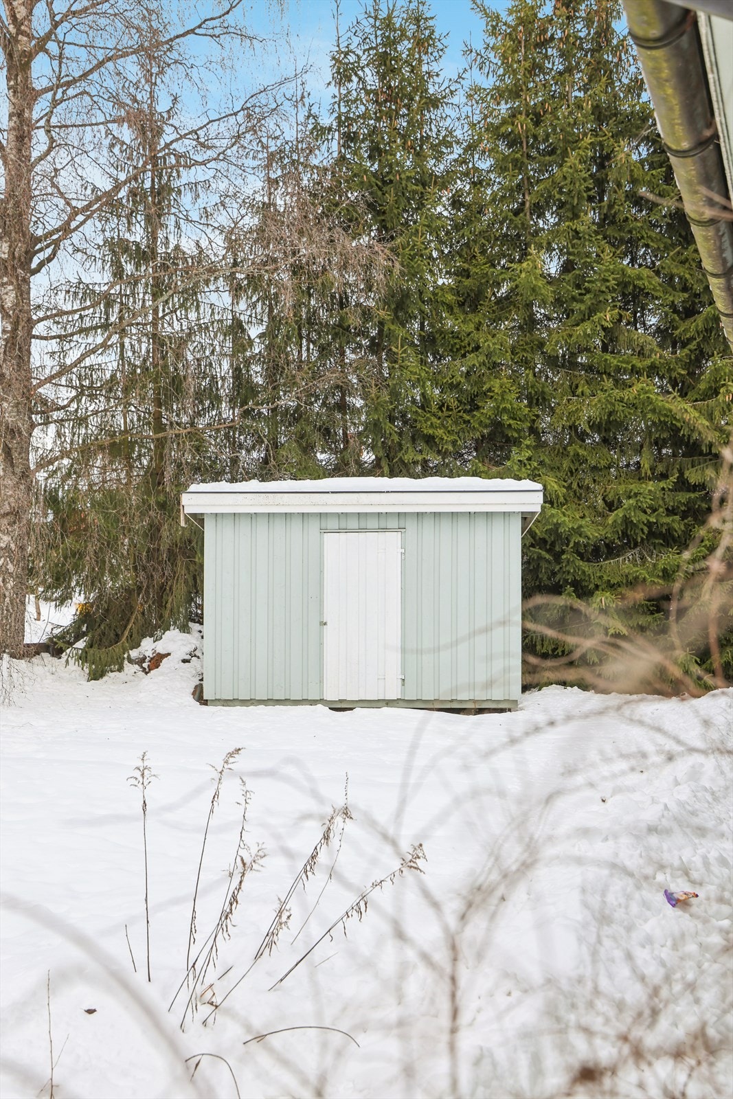 Frittstående utebod på tomten som gir praktisk lagringsplass for hageutstyr, sykler og annet utstyr. Galleribilde
