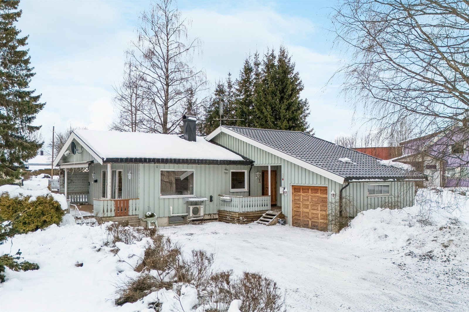 Integrert garasje med adkomst fra gårdsplass. Galleribilde