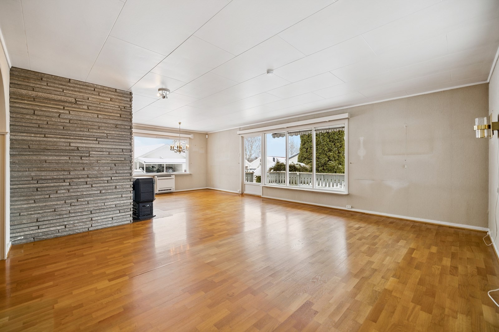 Stuen er hovedoppholdsrommet i boligen og har praktisk planløsning med god sammenheng mot kjøkken og entré. Galleribilde