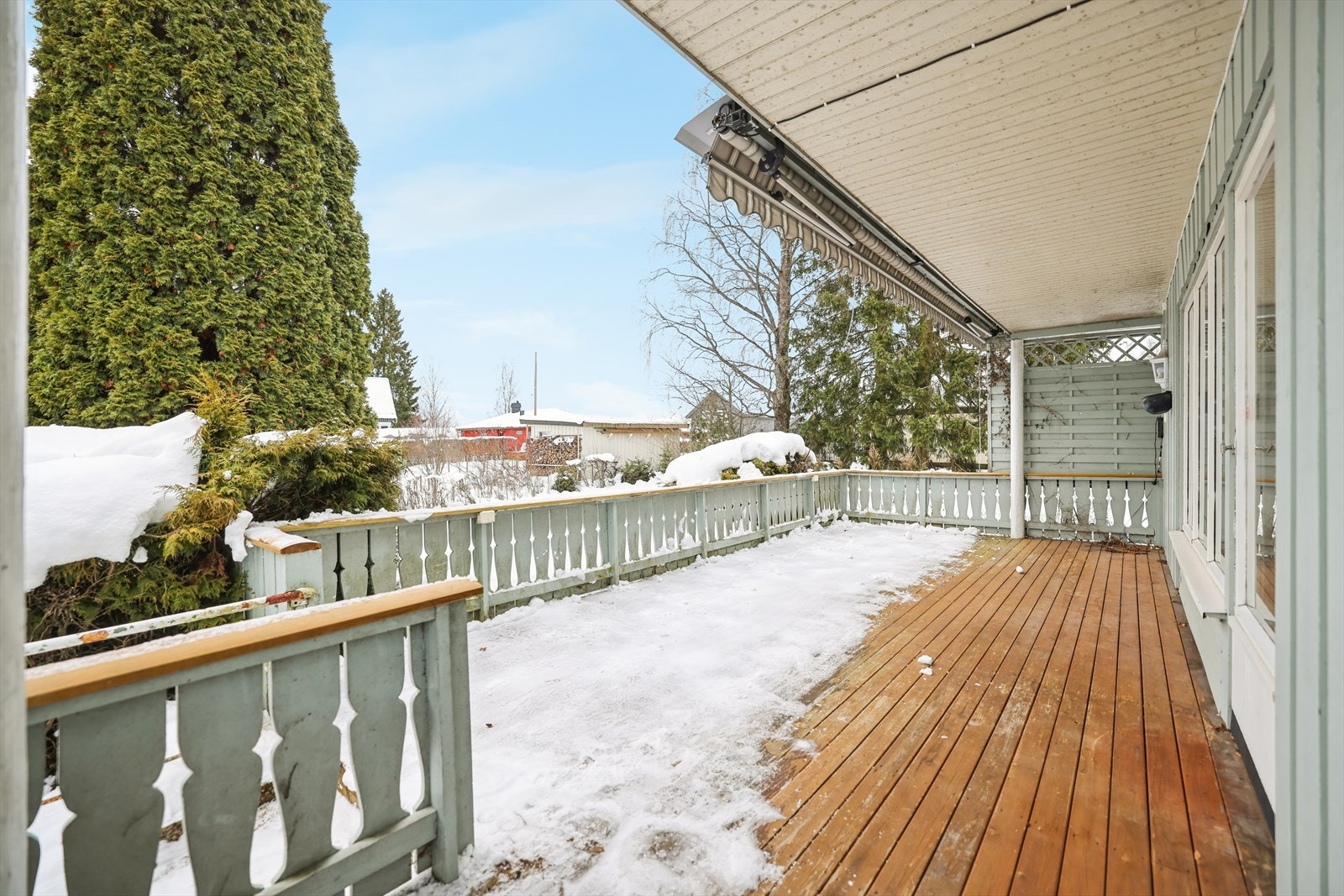 Overbygget terrasse med utgang fra stue. Galleribilde