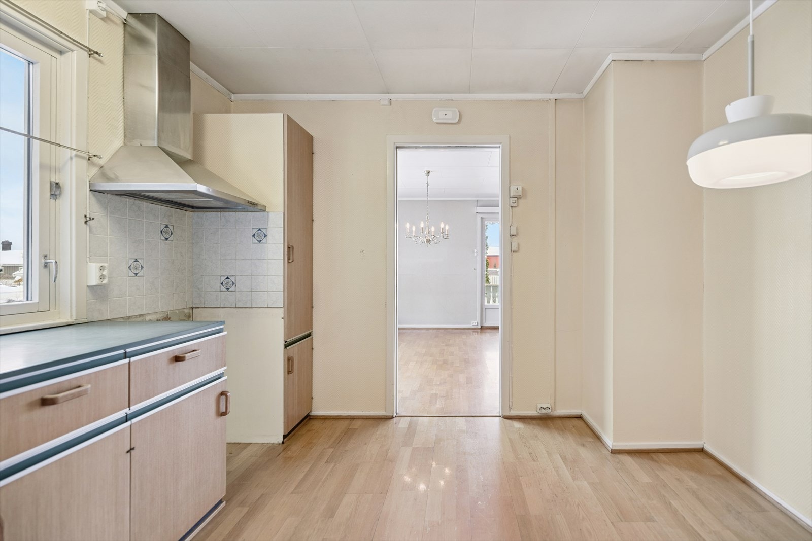 Kjøkkenet har praktisk forbindelse til stue og øvrige oppholdsrom. Galleribilde