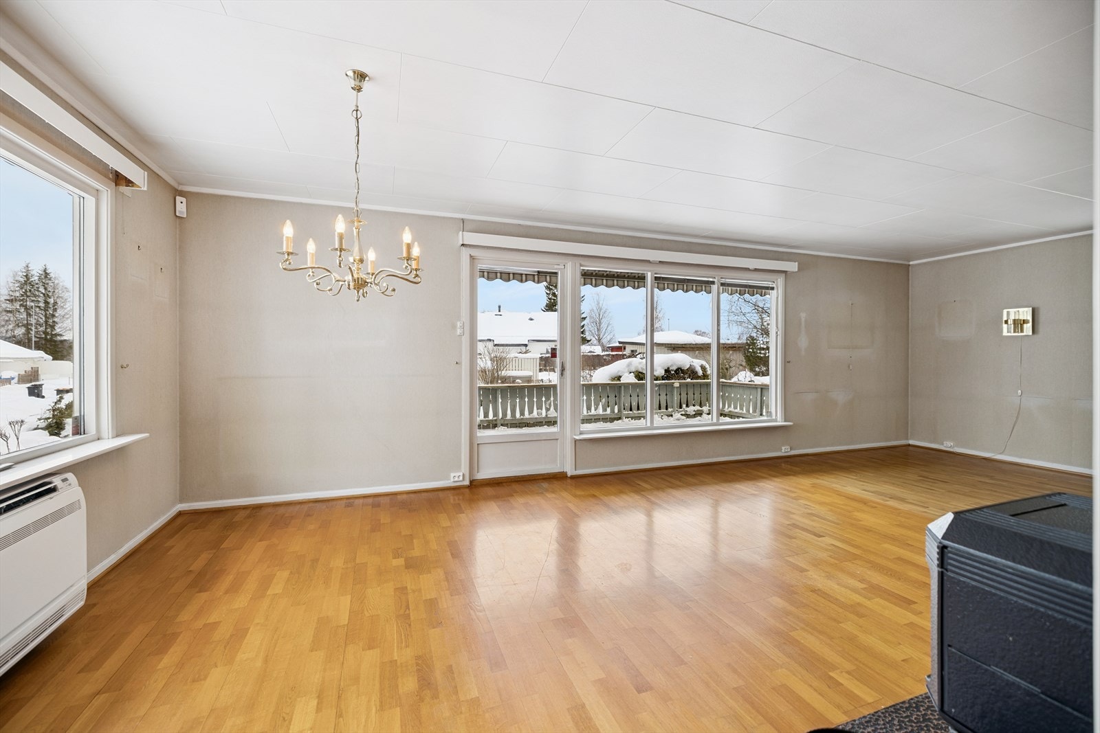 Oppholdsrom av god størrelse med plass til flere soner. Store vinduer gir jevnt lysinnslipp gjennom dagen. Galleribilde