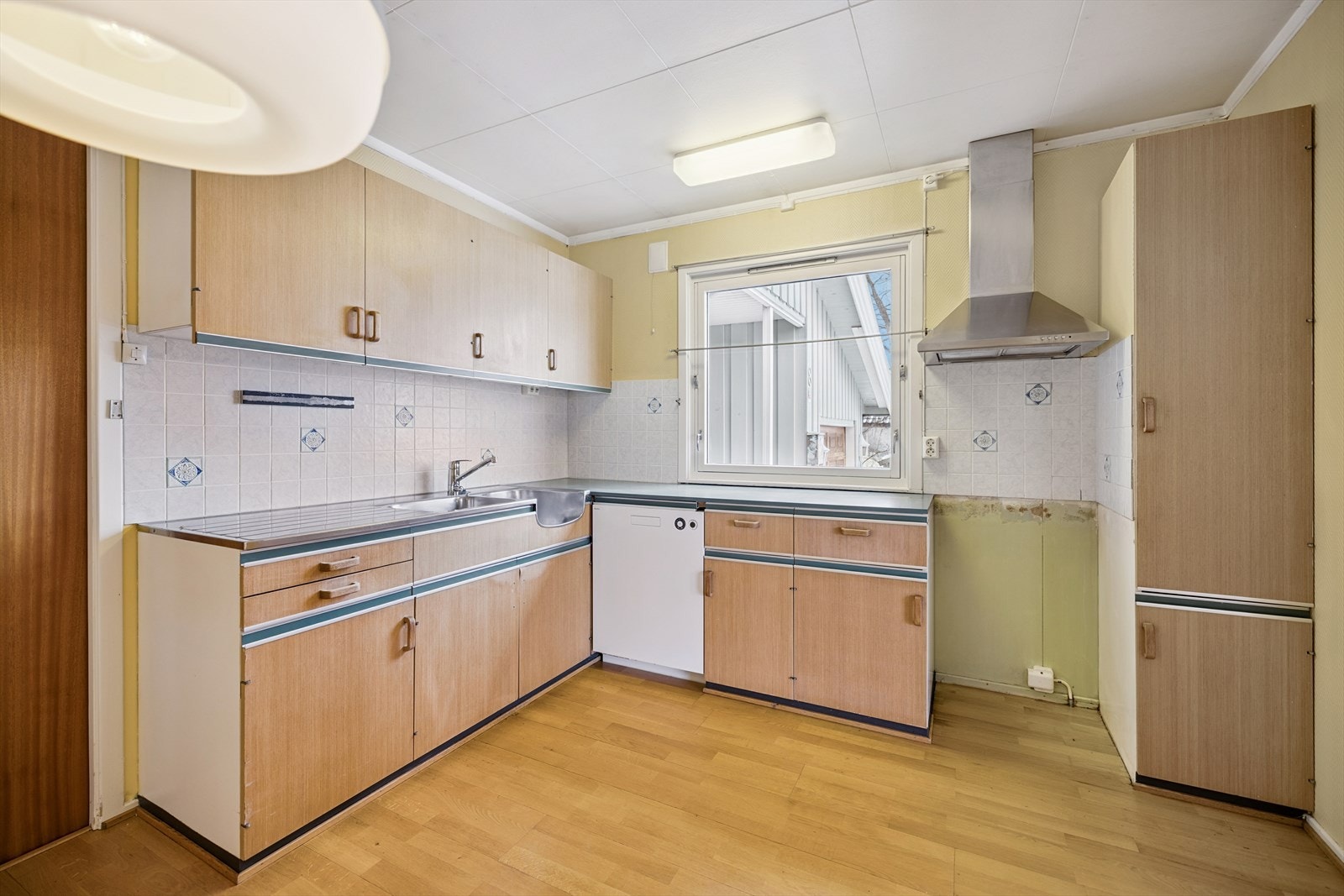 Kjøkken med vindu som gir naturlig lys og ventilasjon. Galleribilde