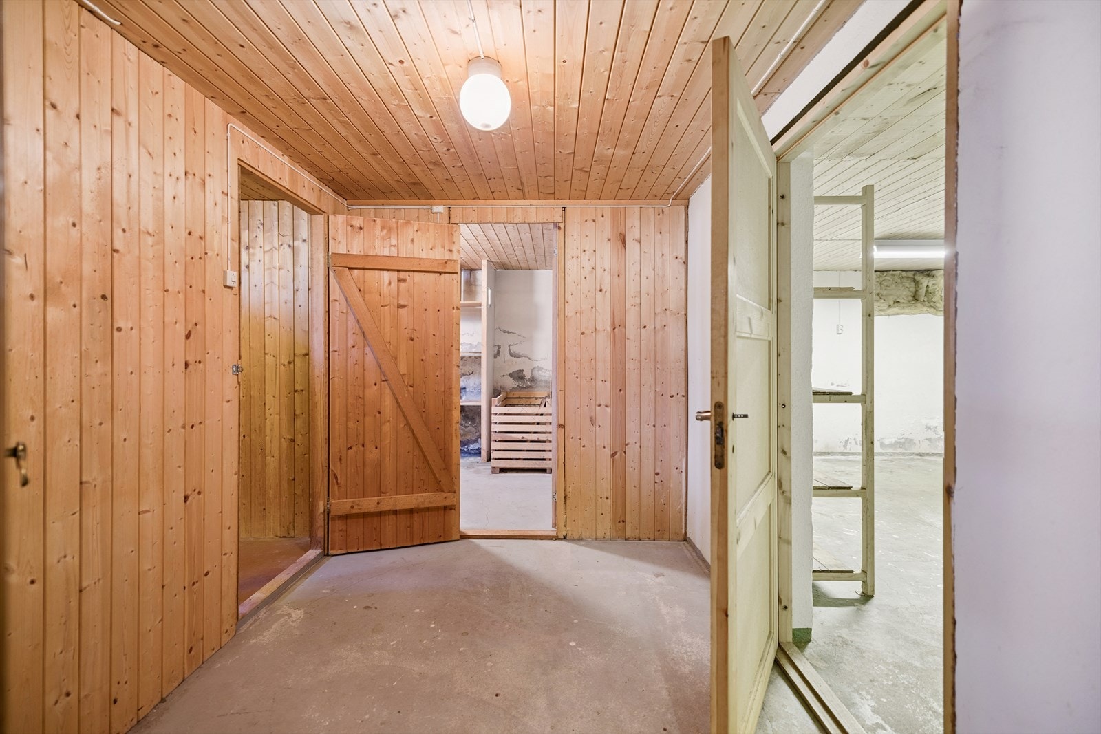 Disponibelt rom i kjeller egnet til lagring eller hobby. Galleribilde