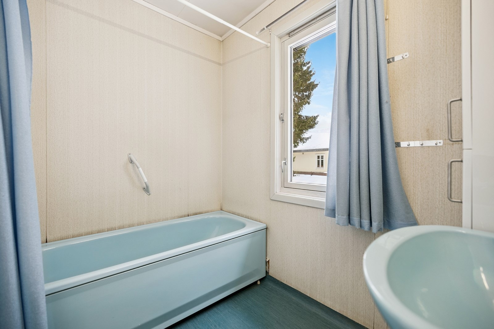 Bad med slette overflater, servant, toalett og dusj. Galleribilde