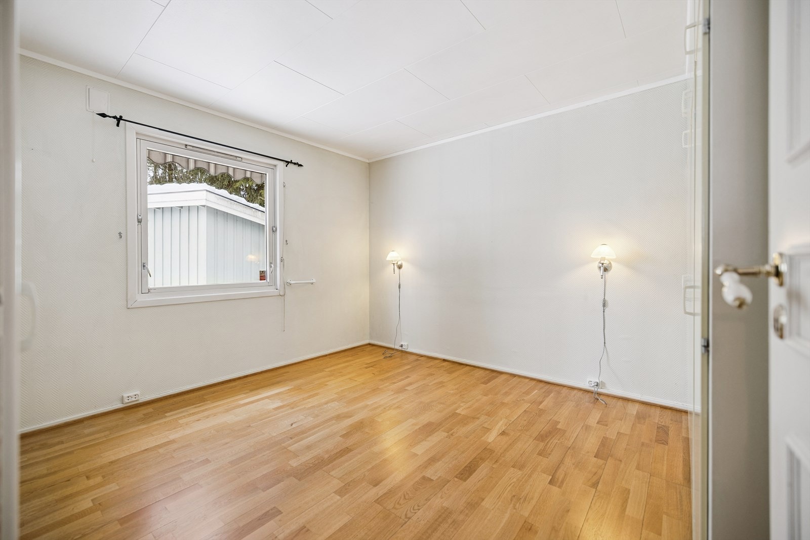 Soverom med parkett på gulv og plass til garderobe. Galleribilde