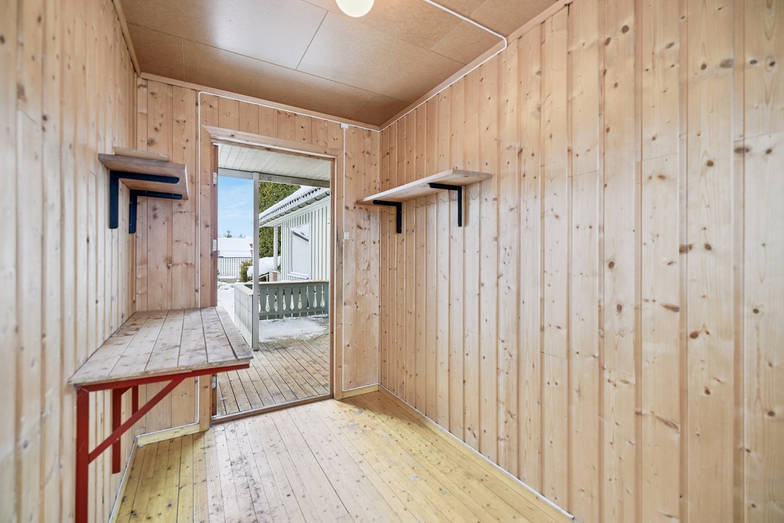 Disponibelt bod ved inngangen, egnet til lagring eller hobby. Galleribilde