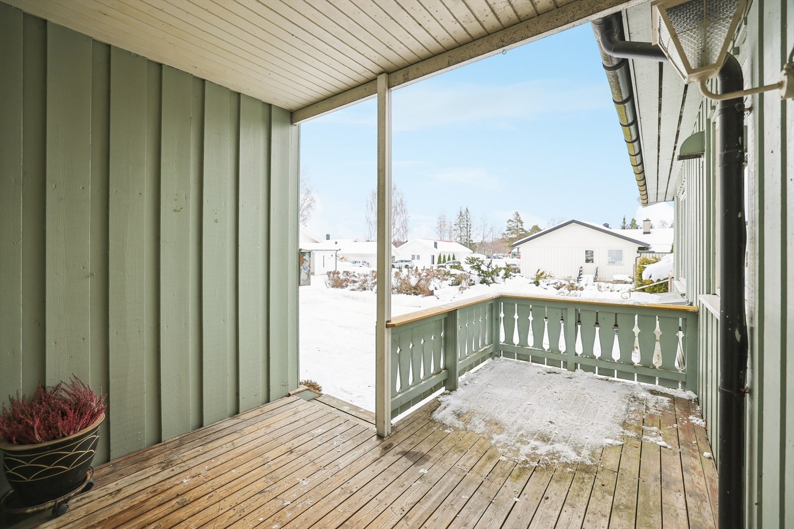 Overbygget inngangsparti med adkomst til entré. Galleribilde