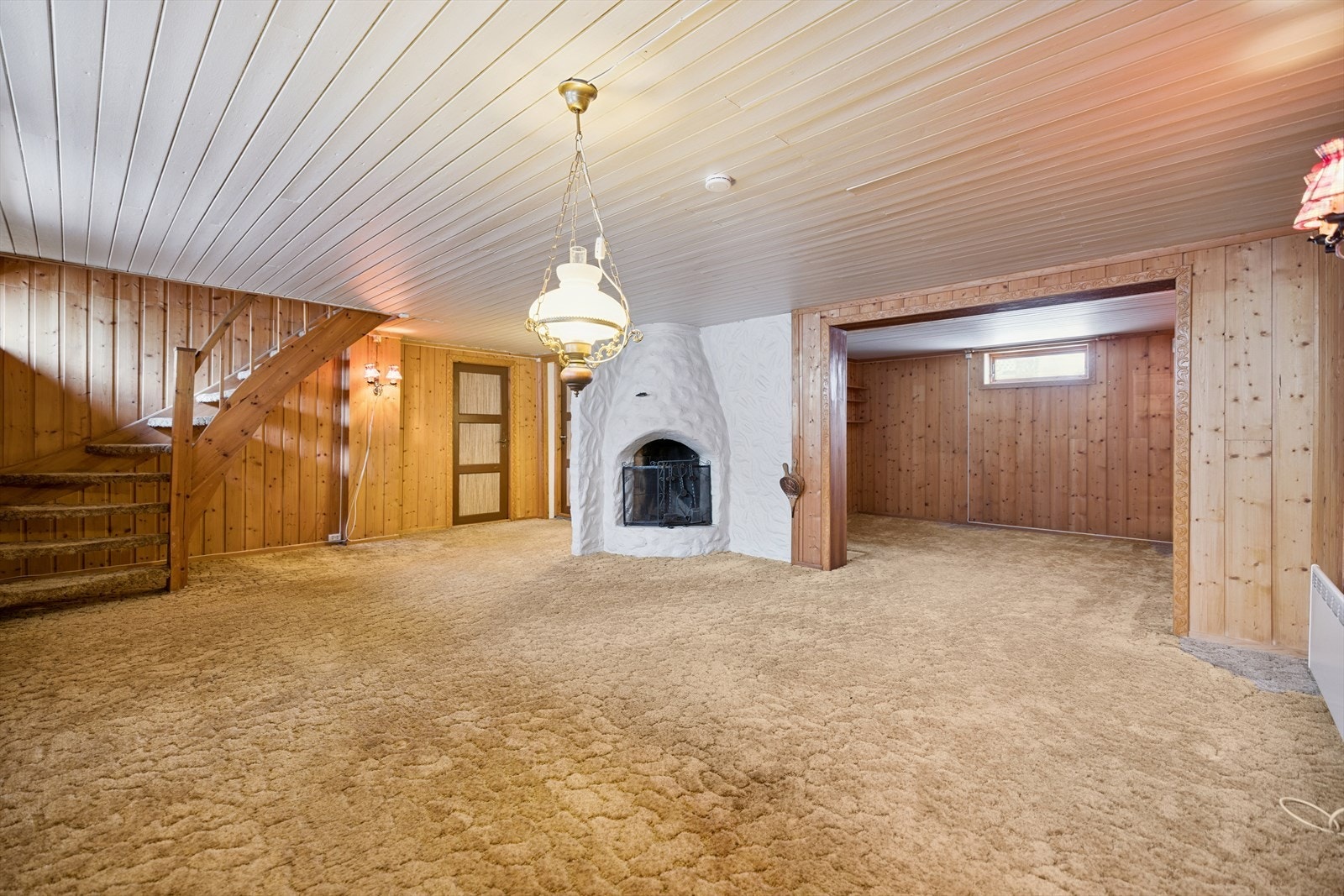 Romslig oppholdsrom i kjeller med flere bruksområder. Galleribilde