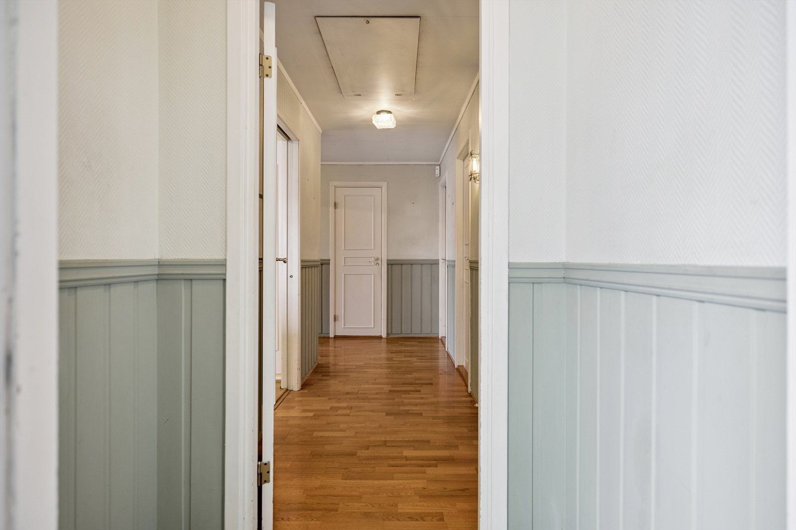 Entré med god plass til garderobe. Adkomst til stue, kjøkken og soverom. Galleribilde