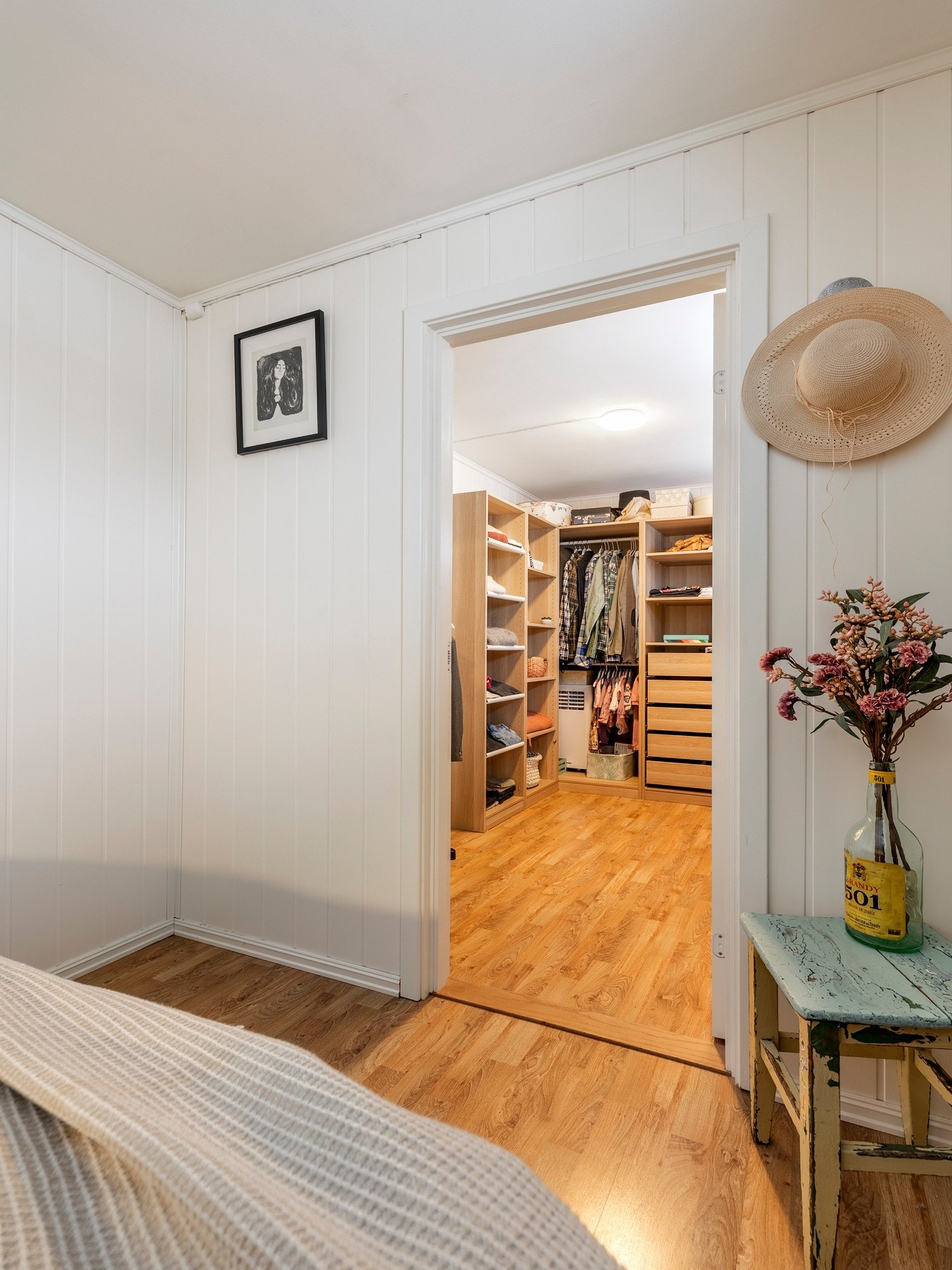 Fra det ene soverommet er det tilgang til et eget omkledningsrom. Galleribilde