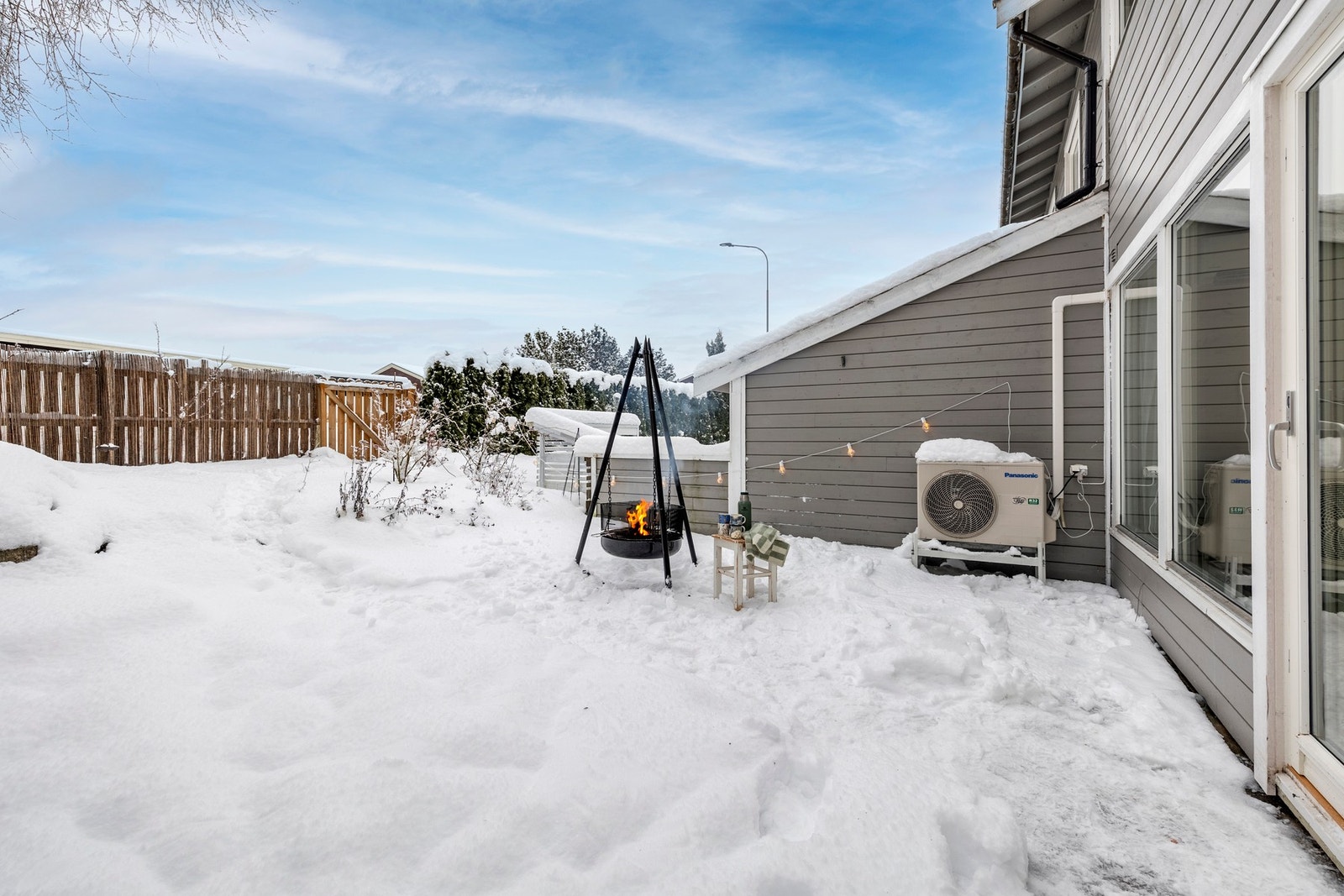 Ellers er grendelagets tomt er opparbeidet med asfalterte internveier, diverse beplantning, lekeplass og parkeringsområder. Galleribilde