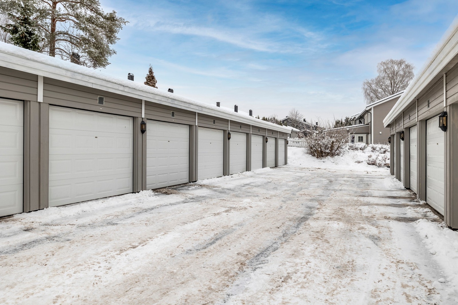 Det er parkering i garasje i rekke. Galleribilde