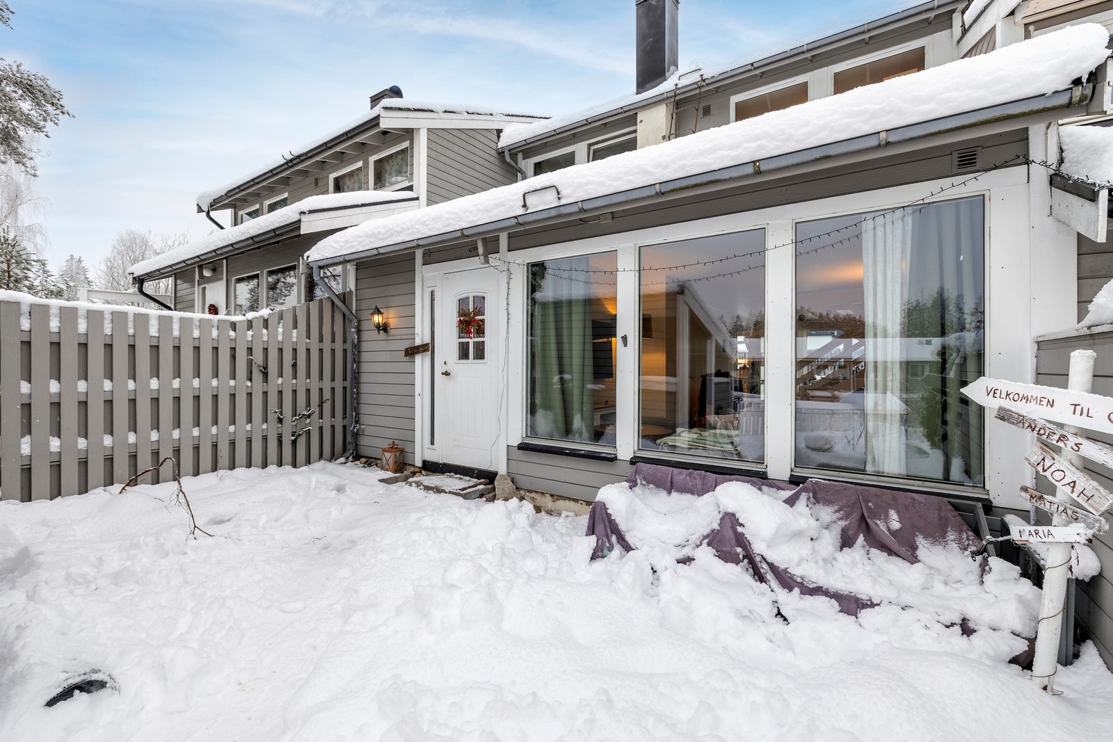 Rekkehuset har et trivelig inngangsparti. Galleribilde