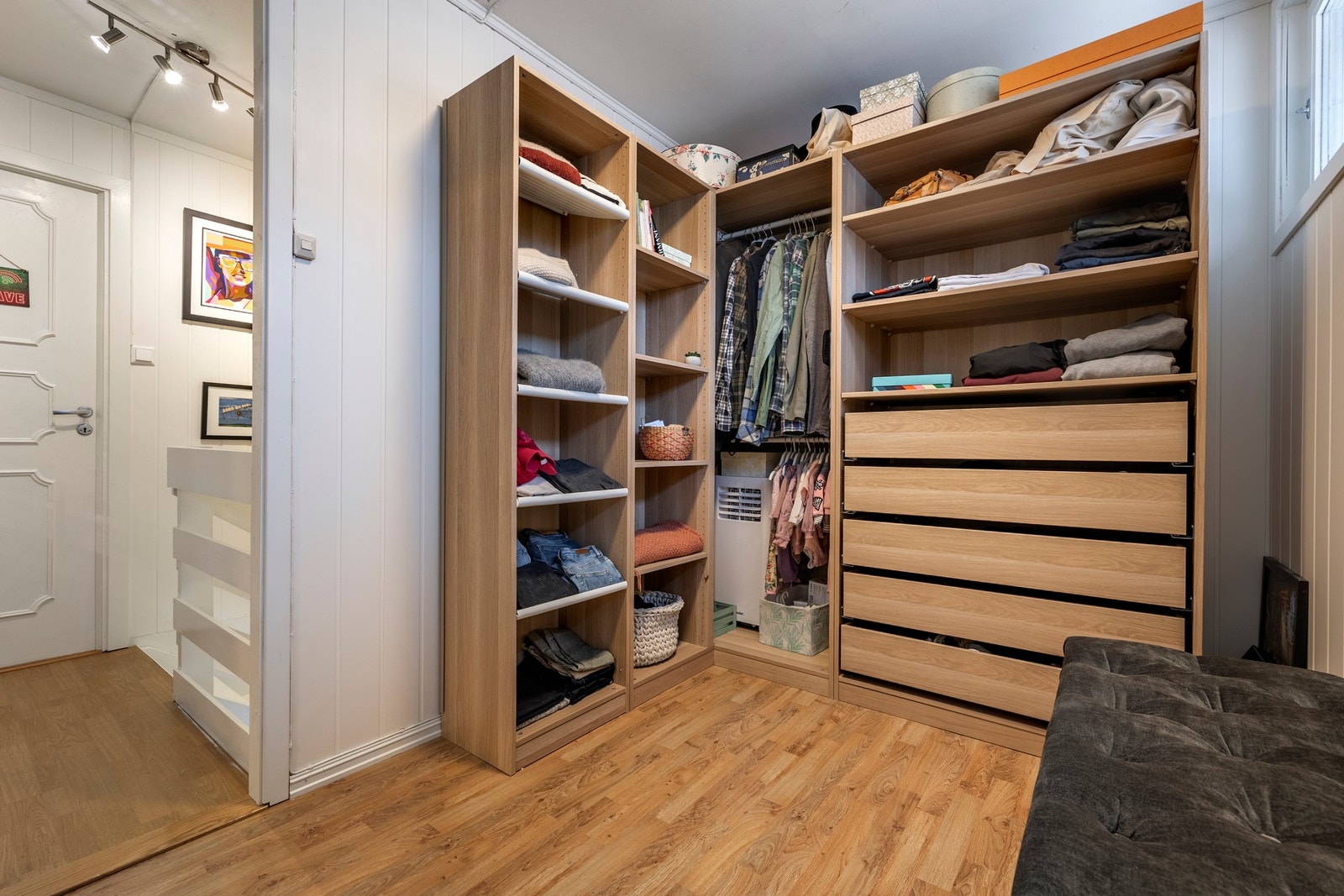 Omkledningsrommet er innredet med praktiske garderobeskap. Galleribilde