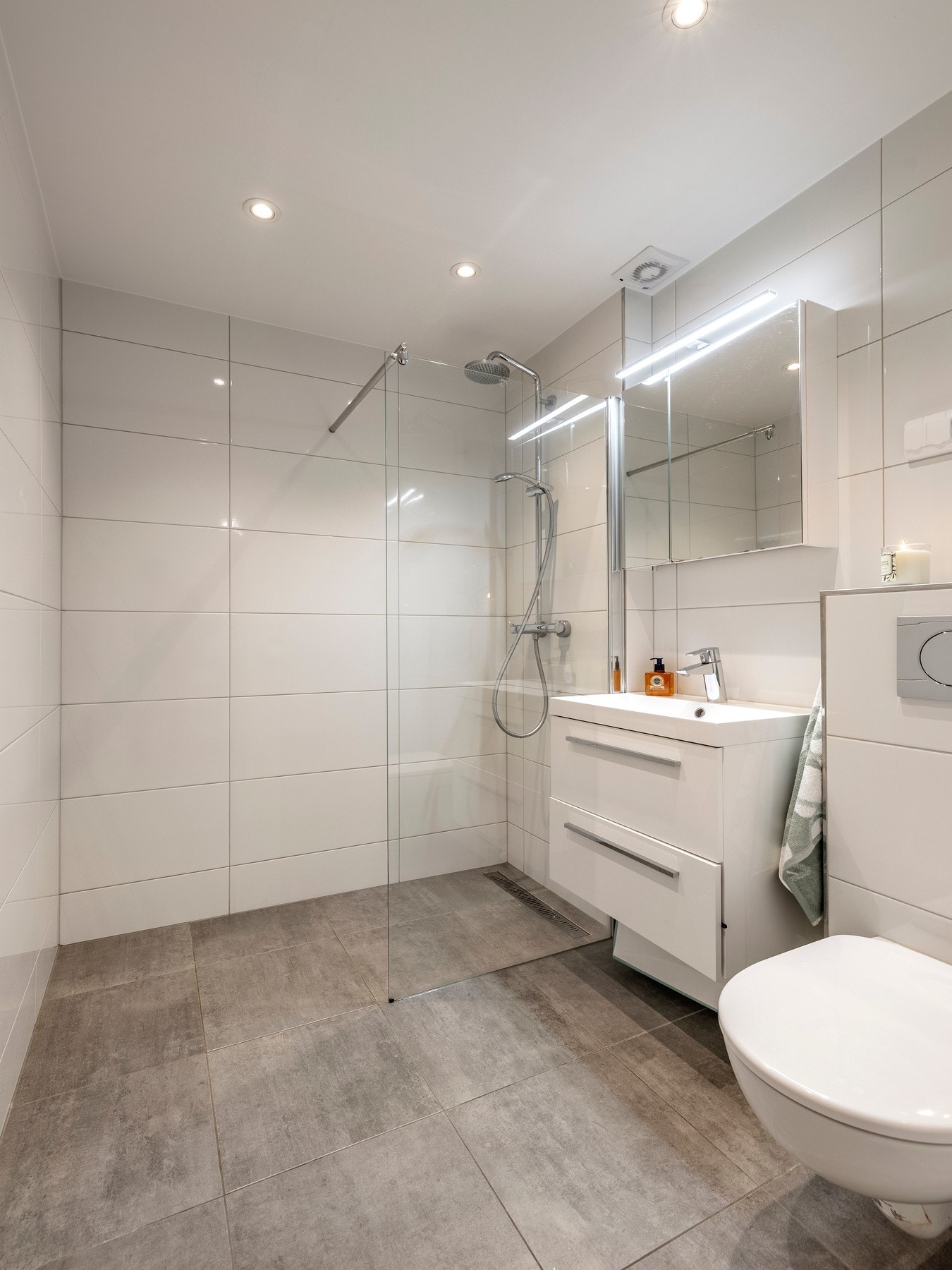 Badet ble renovert i 2021 og har flislagte vegger- og gulv, varmekabler og innfelt downlights. Galleribilde