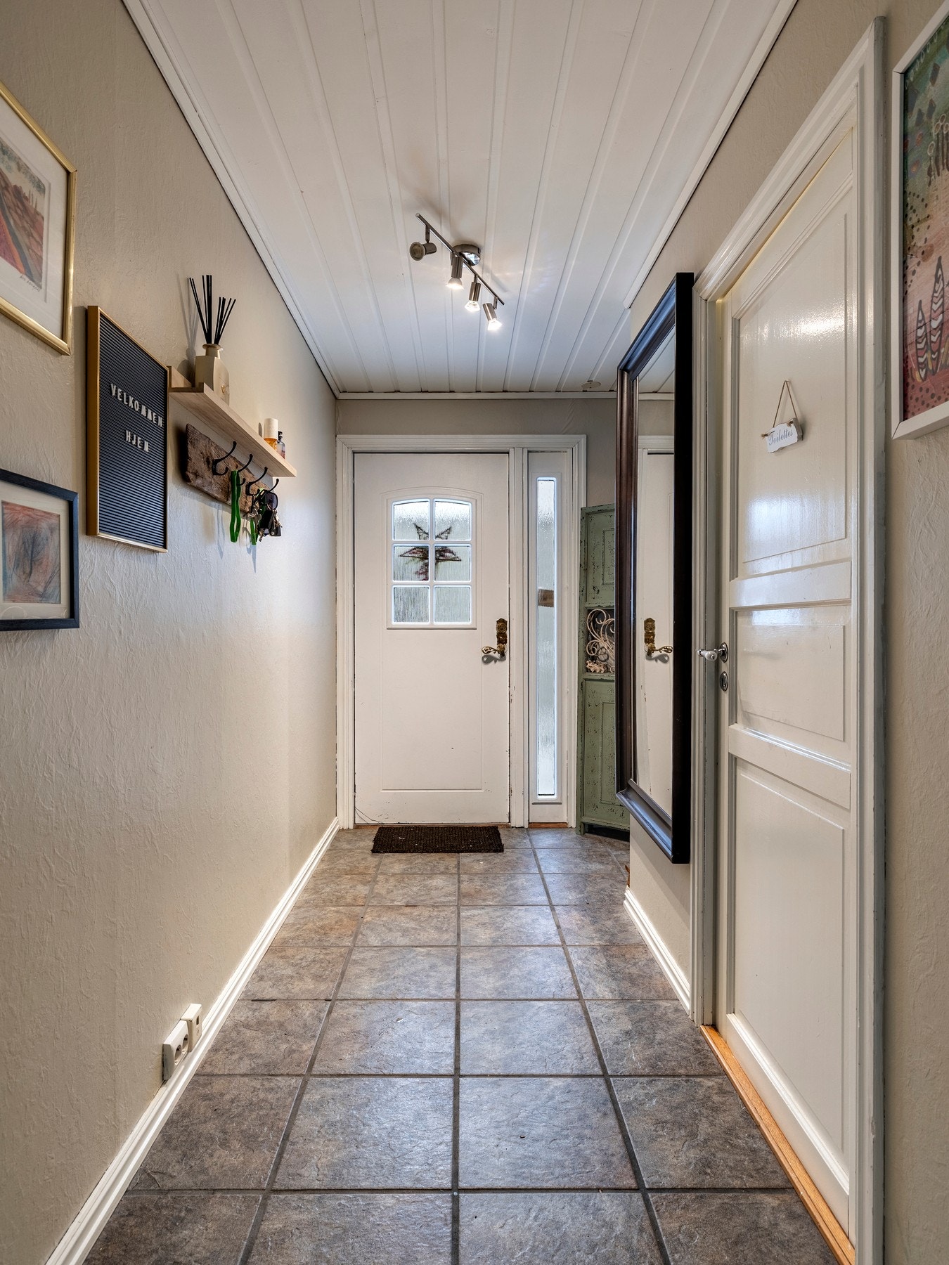 Det er plass til ulike garderobeløsninger med plass for å henge fra seg yttertøy, sko og utstyr. Galleribilde