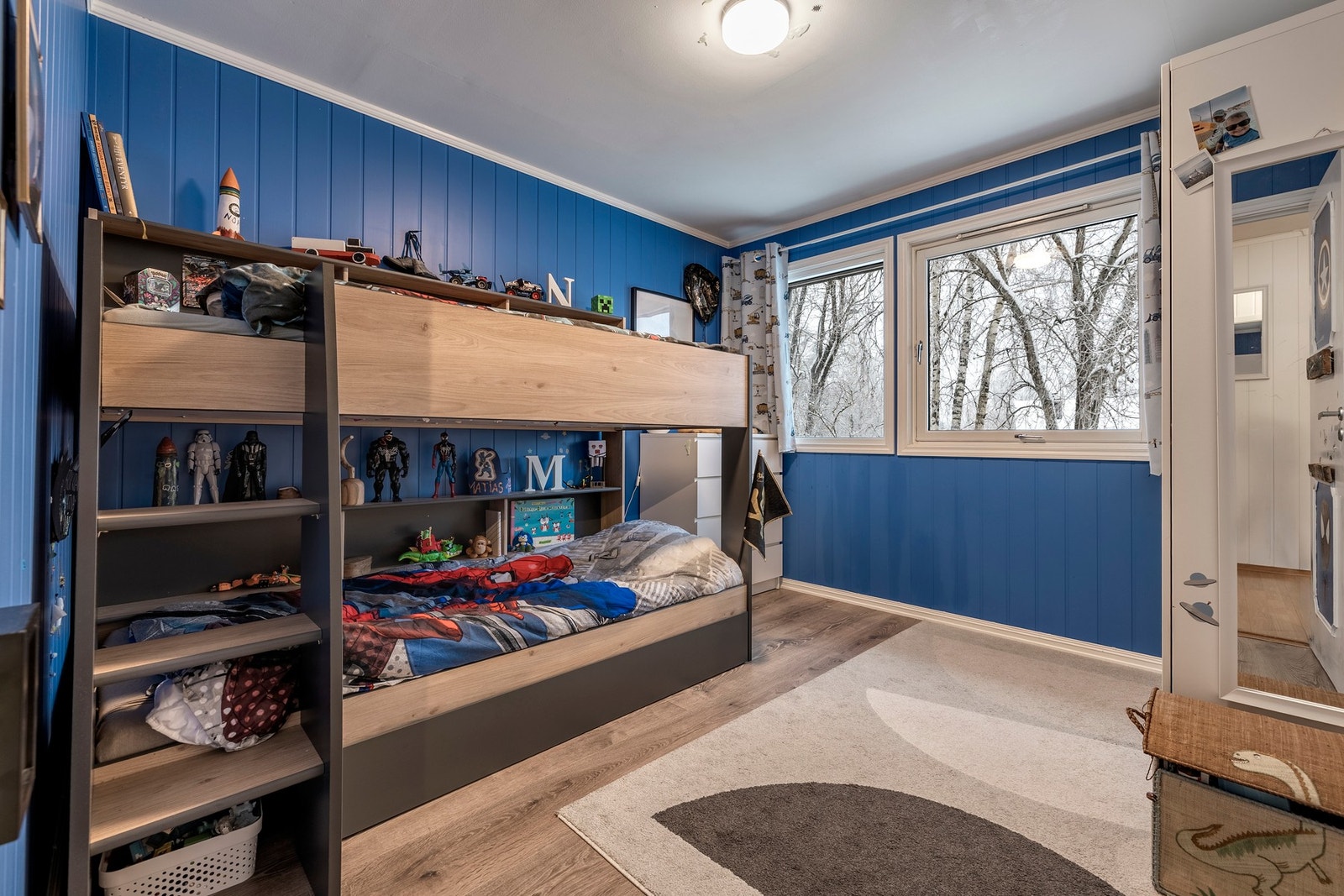 Rommene har god plass til seng, nattbord og diverse oppbevaring. Galleribilde