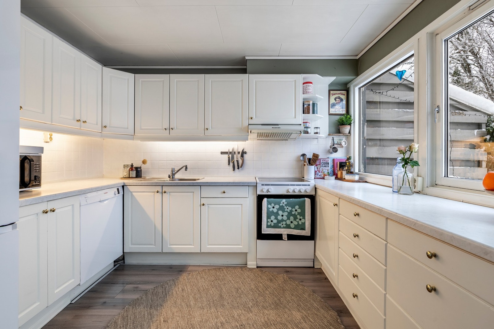 Kjøkkenet er utstyrt med hvitevarer som komfyr, oppvaskmaskin og kjøleskap. Galleribilde