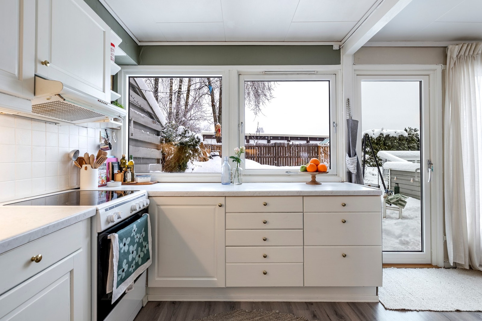 Kjøkkenet har lysmalte profilerte fronter og laminerte benkeplater med nedfelt oppvaskkum med avrenningsplate. Galleribilde