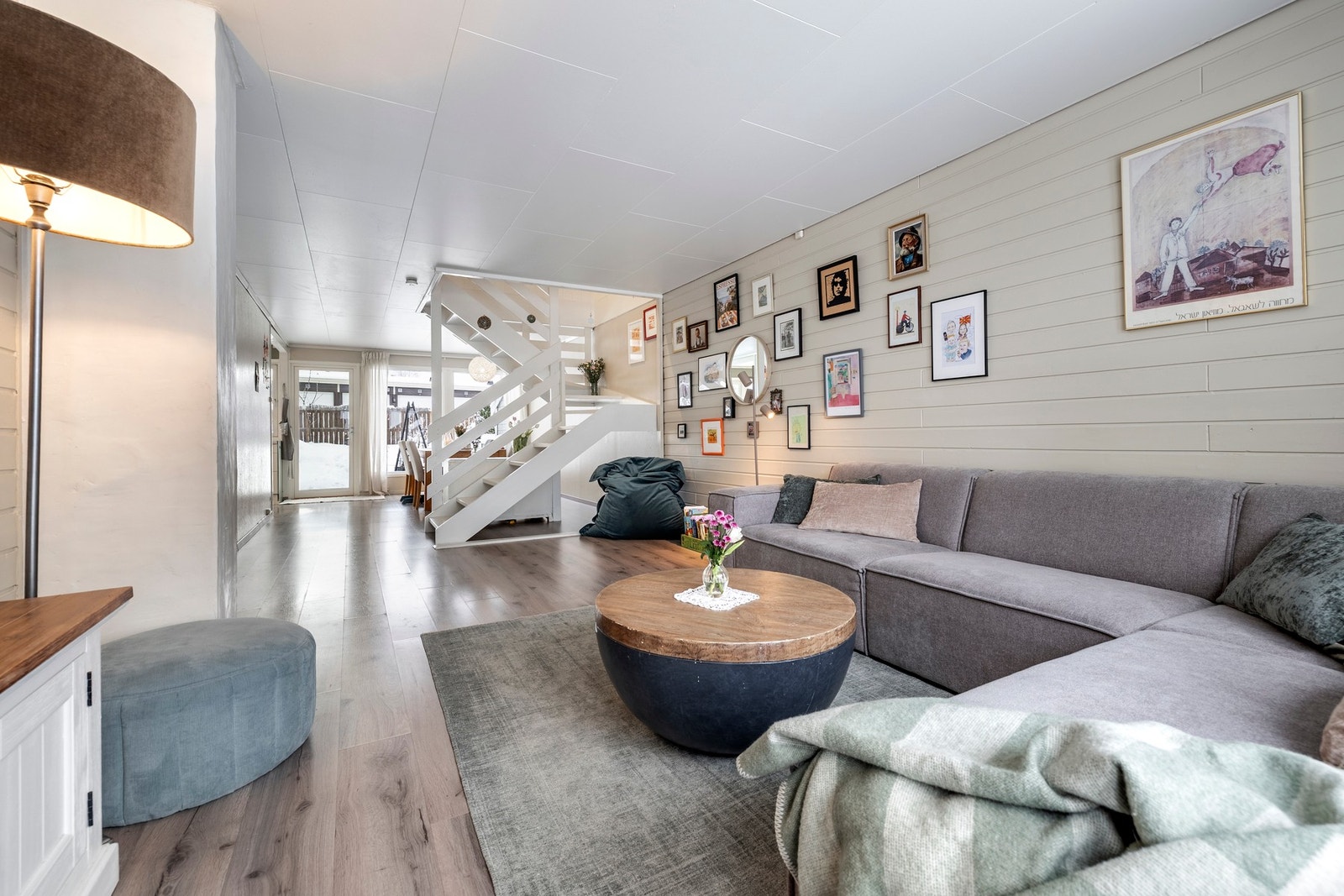 Rommet har lysmalte vegger og laminat på gulvet. Galleribilde