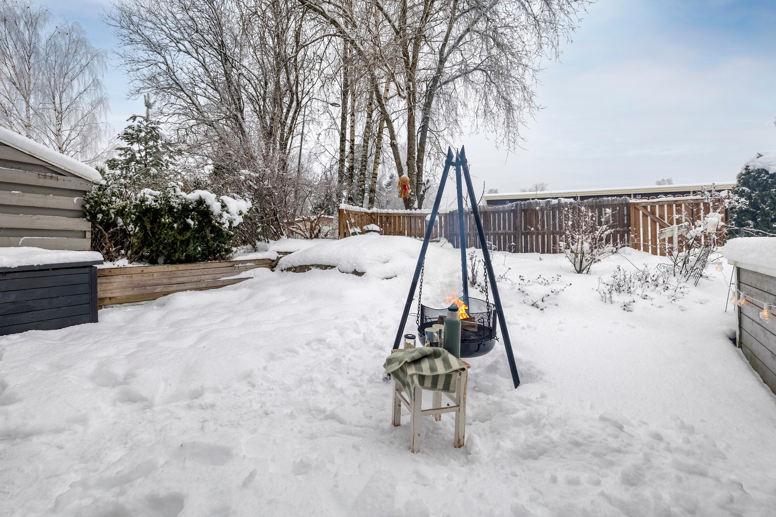 Terrassen har god plass til utemøbler, perfekt for hyggelige måltider og sosiale sammenkomster. Galleribilde