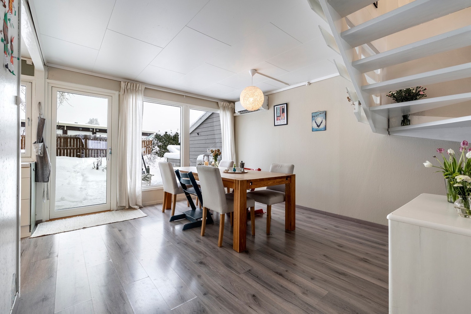 Det er gode møbleringsmuligheter, med god plass til både sofagruppe, tv-anlegg og spisebord i ulike soner. Galleribilde