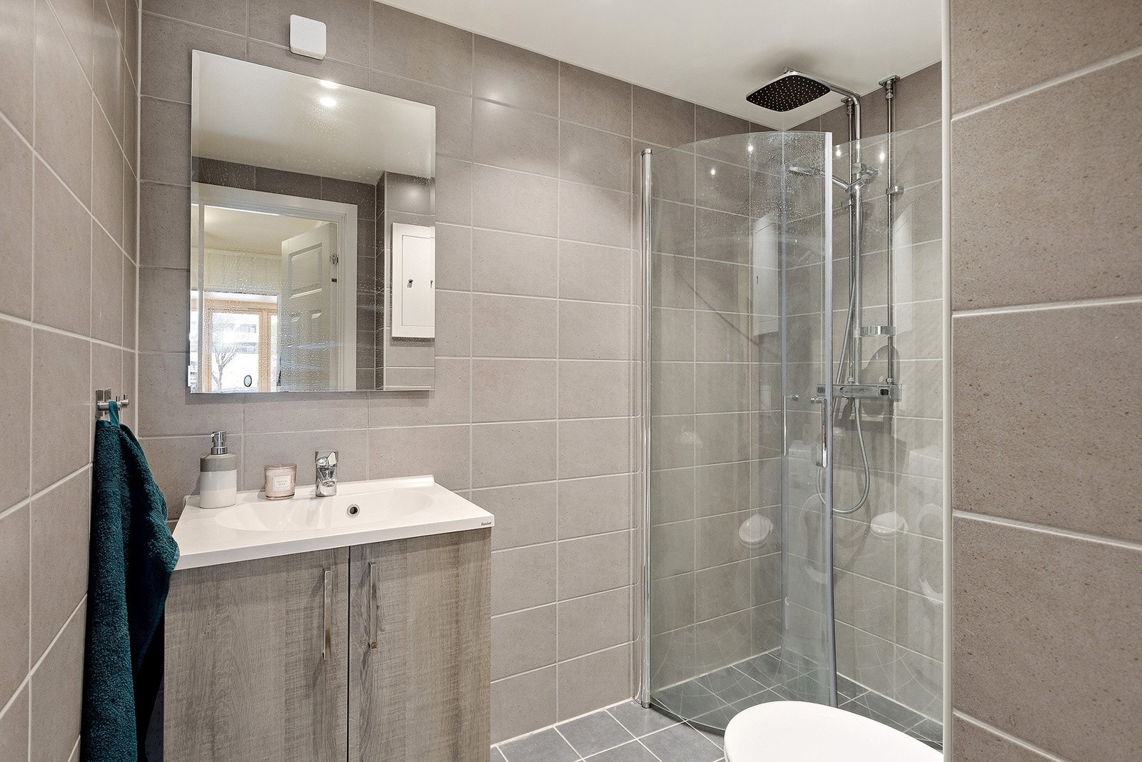 Pent flislagt bad fra 2019 med opplegg for vaskemaskin Galleribilde