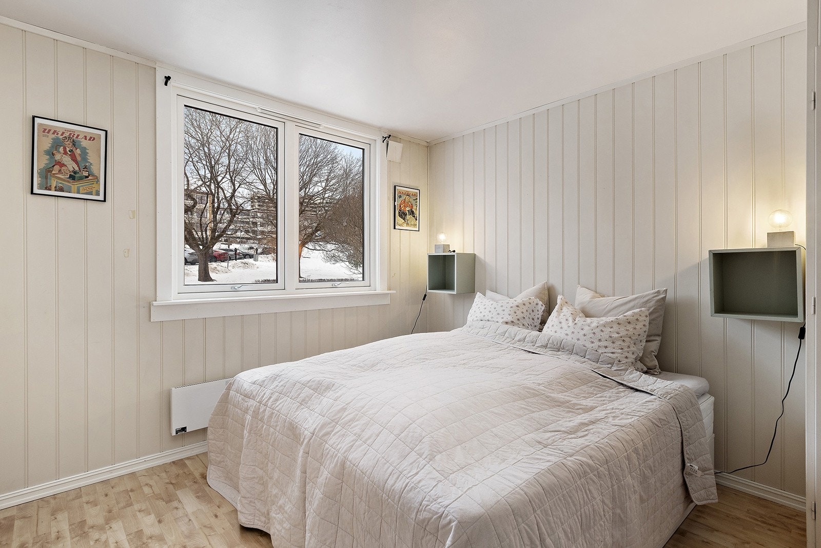 Rommet har god plass til dobbeltseng og garderobe Galleribilde